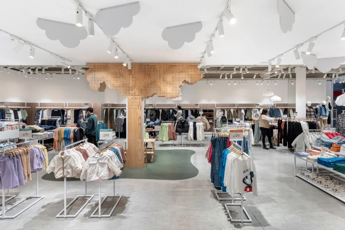 BAS Store - Custom wooden tree structure serving as a central focal point and kids' zone - Contract Workplaces (1).webp
